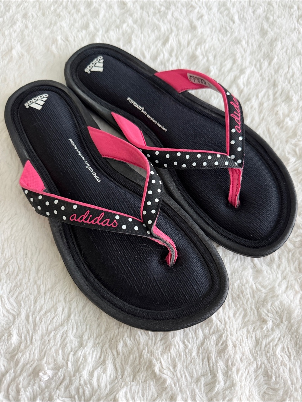 Adidas women’s size 9 black with pink accent & white polka dot FitFoam flip flop